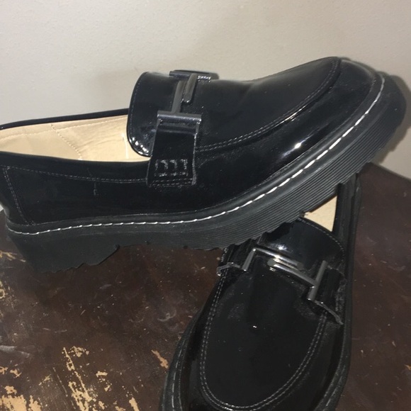 Black shows - Picture 2 of 2